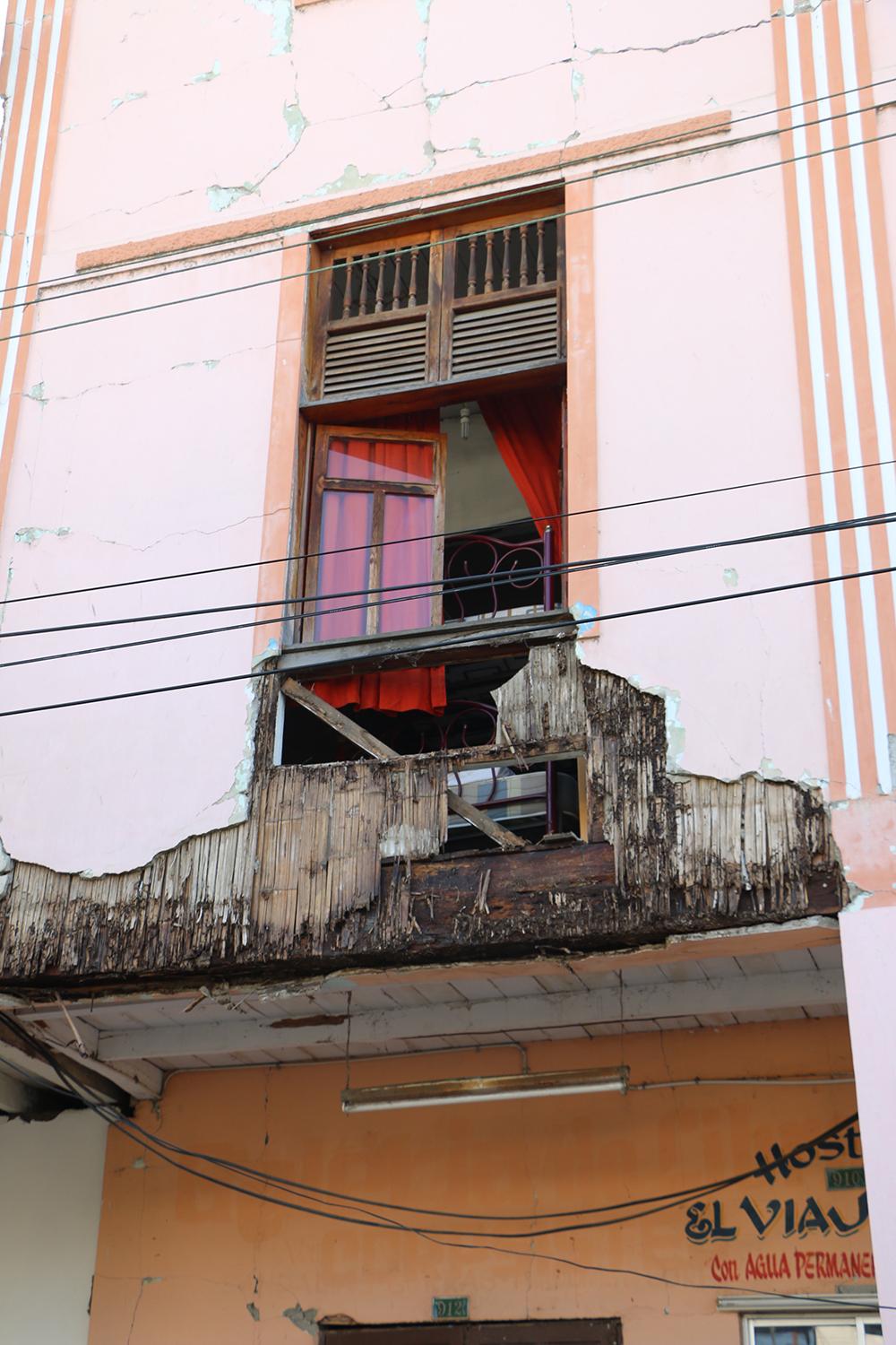  Fachada frontal de una casa afectada en la calle Virgilio Ratti del centro de Bahía | Foto: M. Ayala 