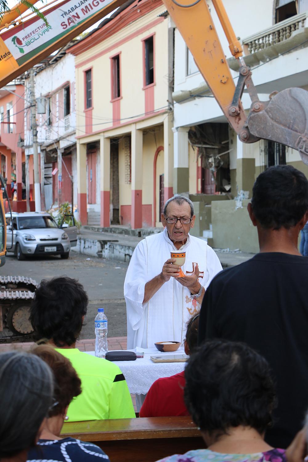  El padre Benjamín Ramos preside la misa diaria de las 17h00 frente a la Iglesia de la Merced | Foto: M. Ayala 