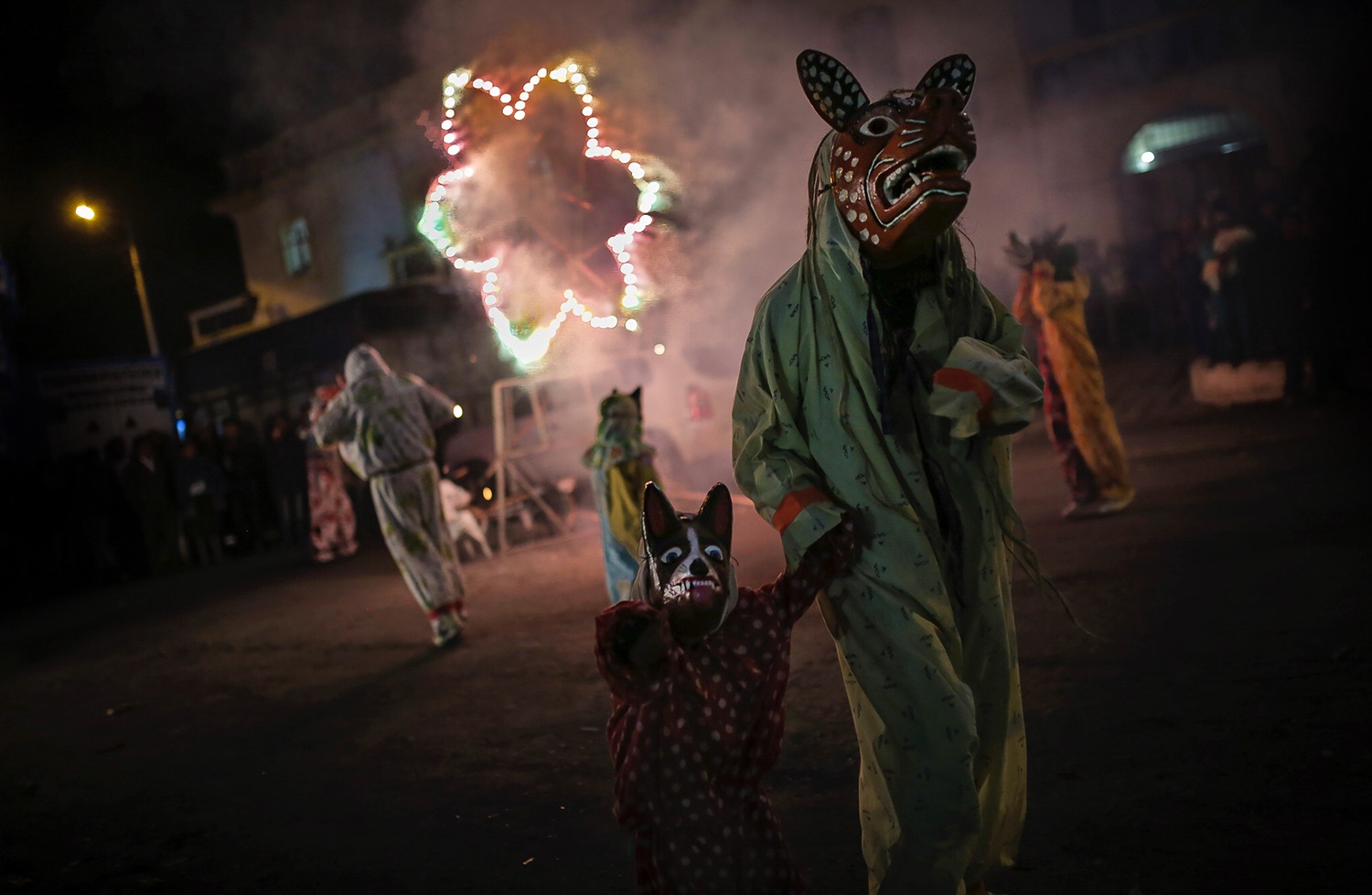 Desfile de personajes de la fiesta de San Juan Bautista en Guaytacama, Cotopaxi.