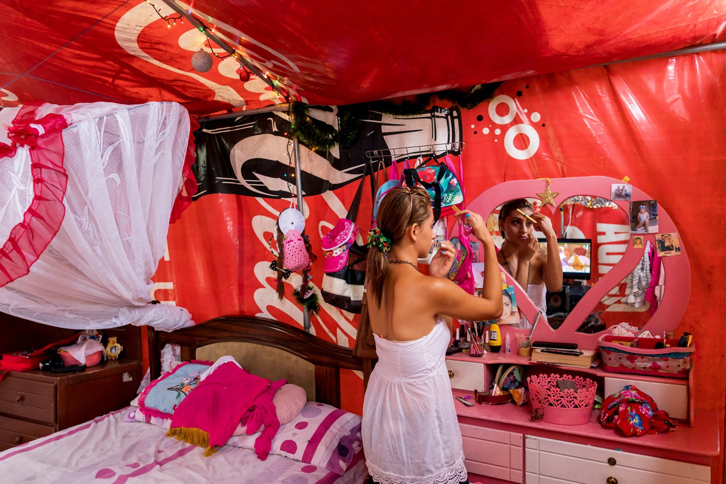 Josselin Magali Cox perdió su casa en el terremoto de abril del 2016. Desde entonces, ella y su familia viven en carpas donadas, hechas con lonas publicitarias en La Chorrera, Manabí.