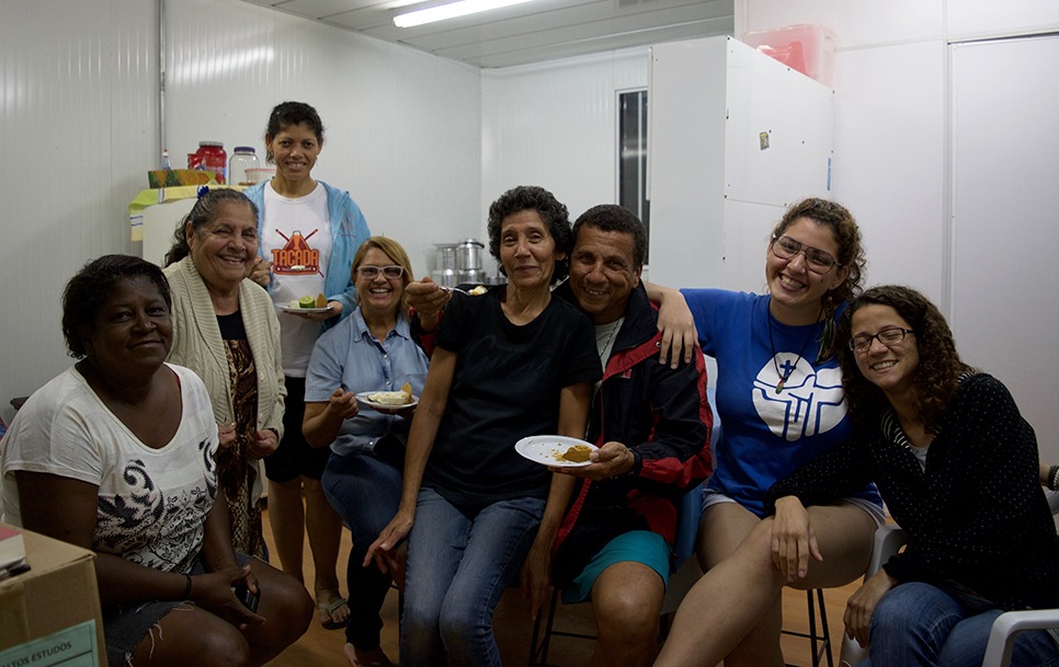 Maria Da Penha y Luiz Claudio Da Silva junto a su familia dentro del container asignado.