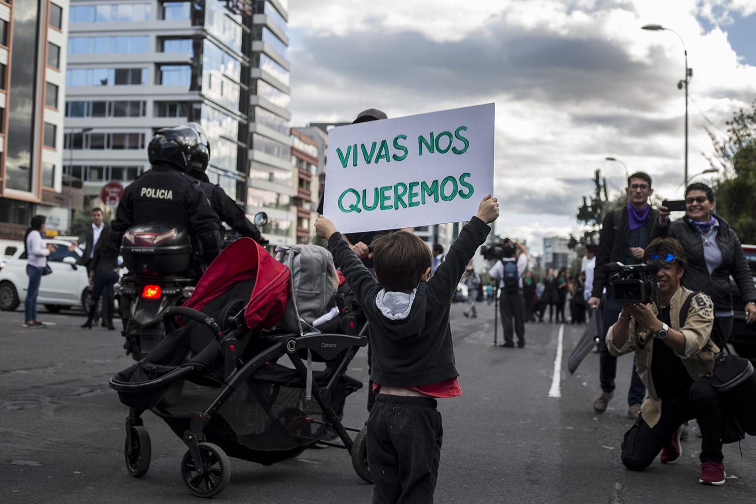 Un niño de aproximadamente cinco años sostiene un cartel en la Av. De los Shyris con su consigna para la marcha del 21 de enero en Quito. Tras el ataque y asesinato de Diana por parte de su pareja, un venezolano, se produjeron reportes de hostigamie…
