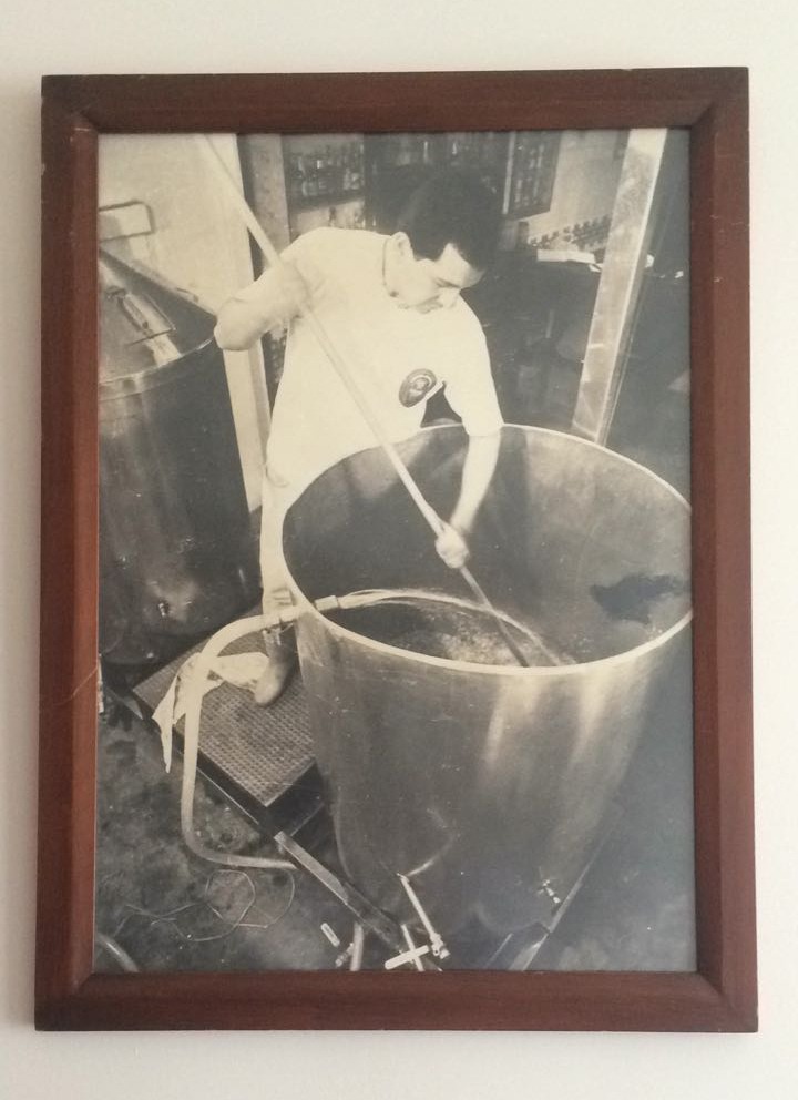 Carvajal macerando malta para la elaboración de cerveza en 1997.